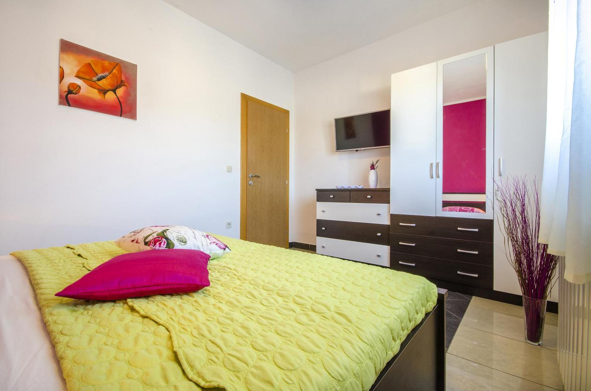 Apartment And Room Marlen Ровинско село Стая снимка