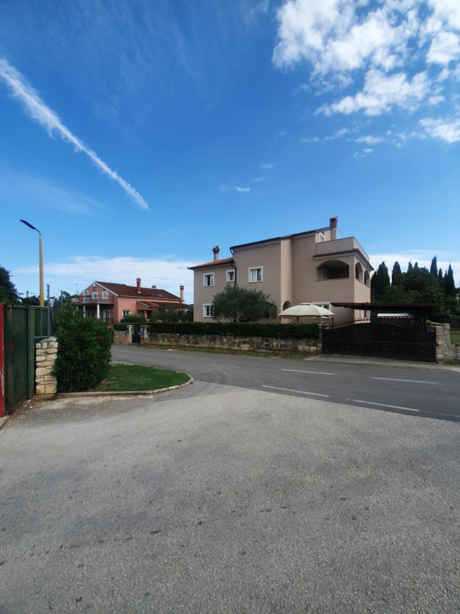 Apartment And Room Marlen Ровинско село Екстериор снимка