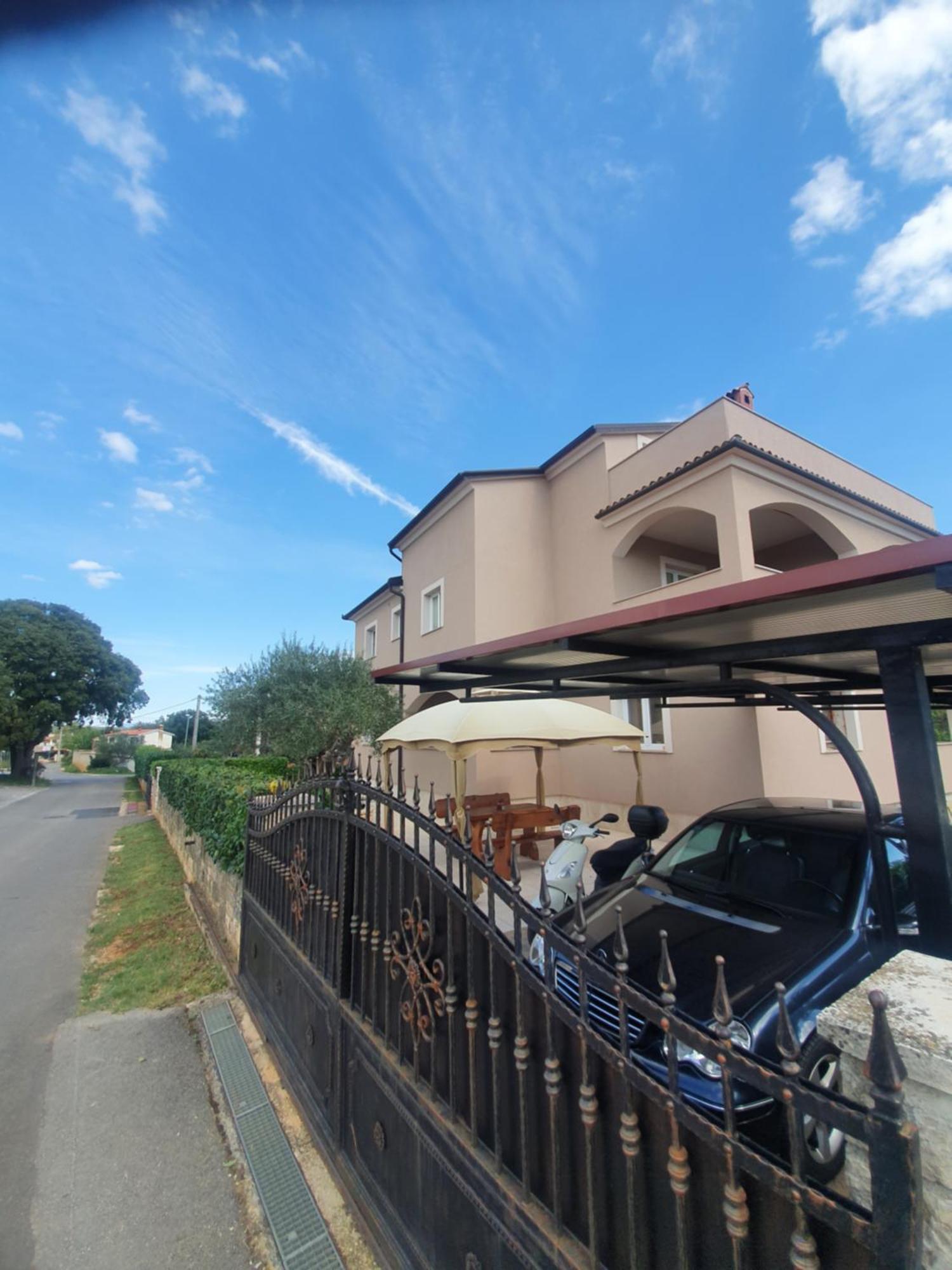 Apartment And Room Marlen Ровинско село Екстериор снимка