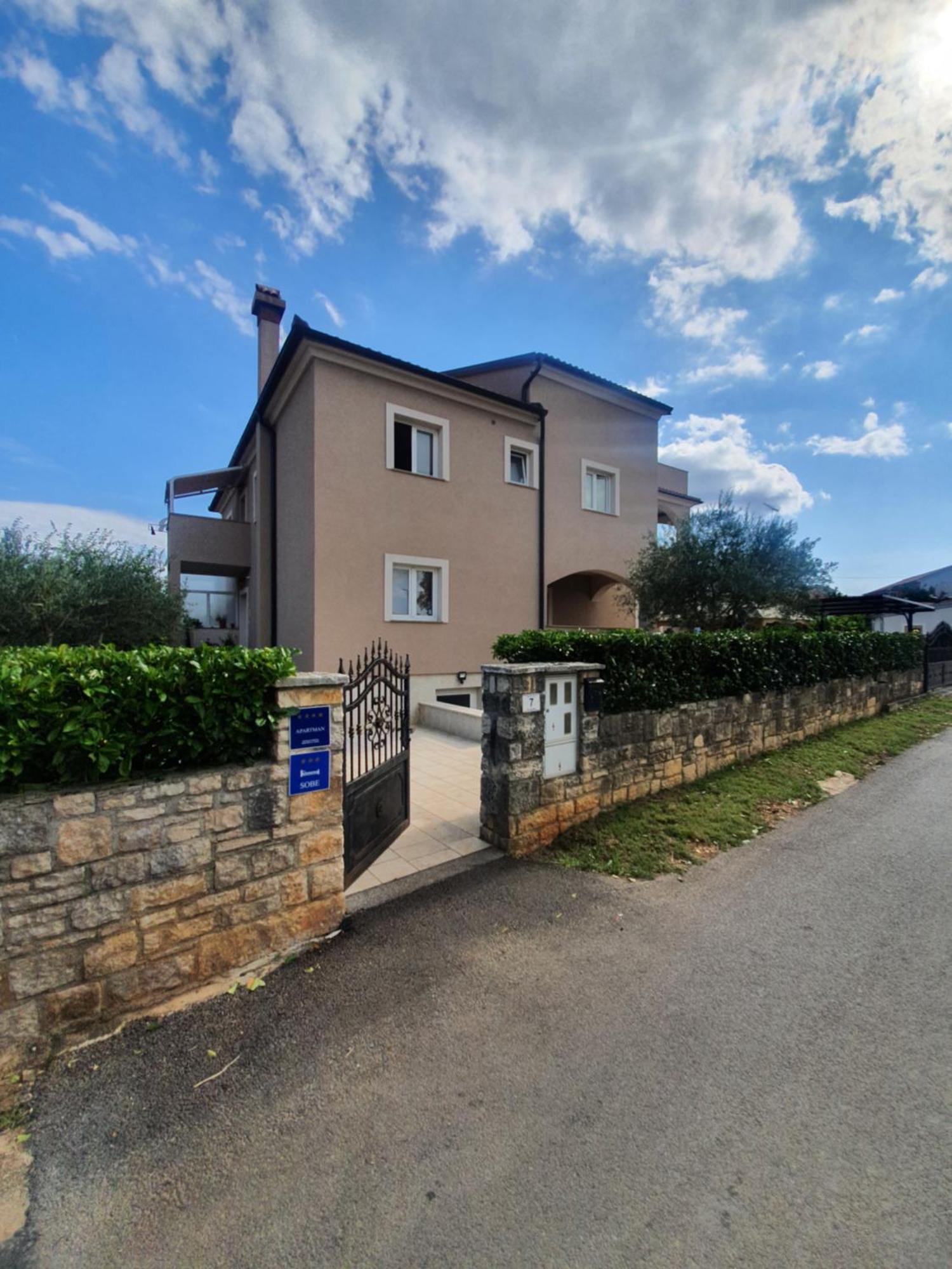Apartment And Room Marlen Ровинско село Екстериор снимка