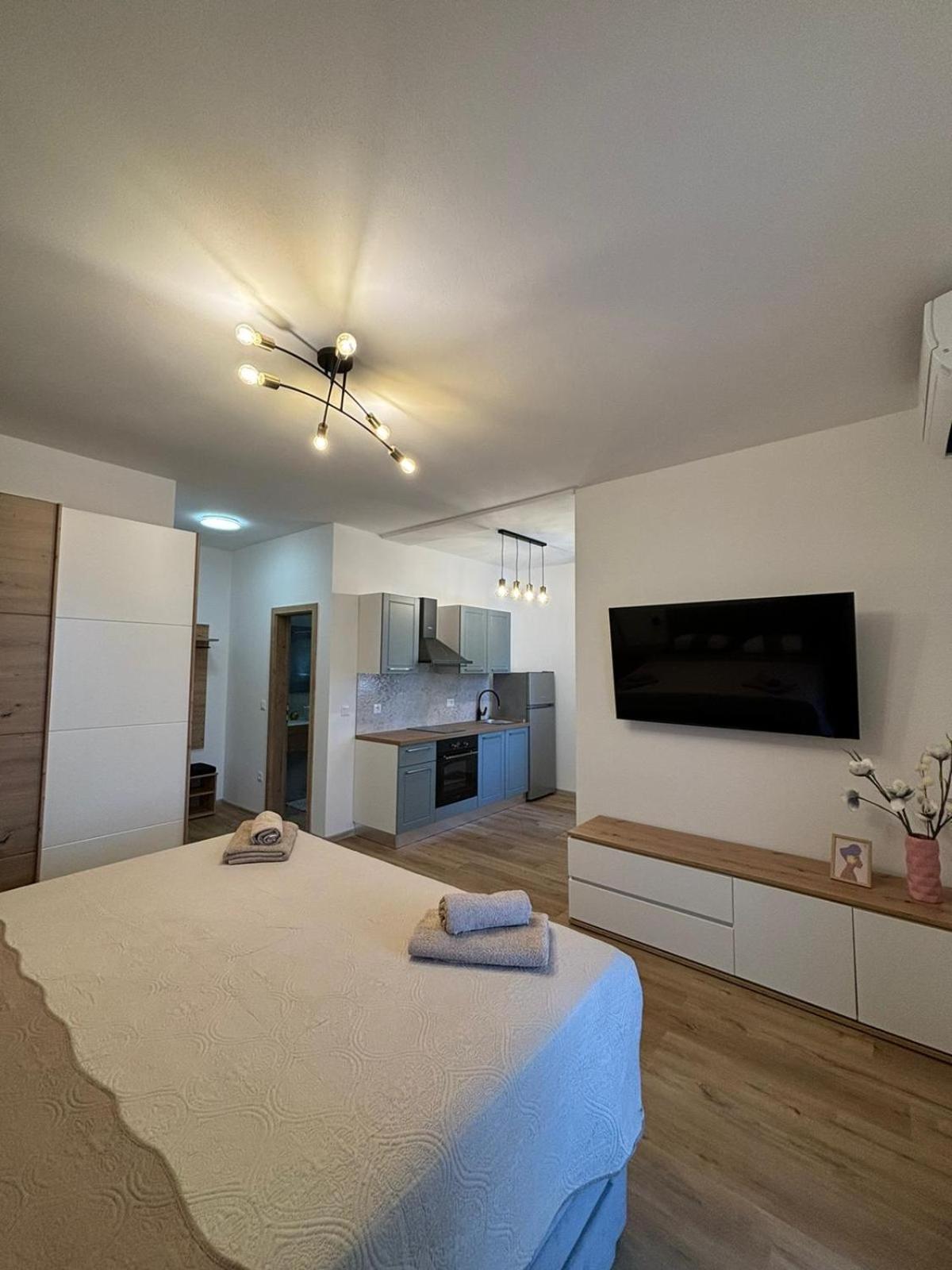Apartment And Room Marlen Ровинско село Екстериор снимка