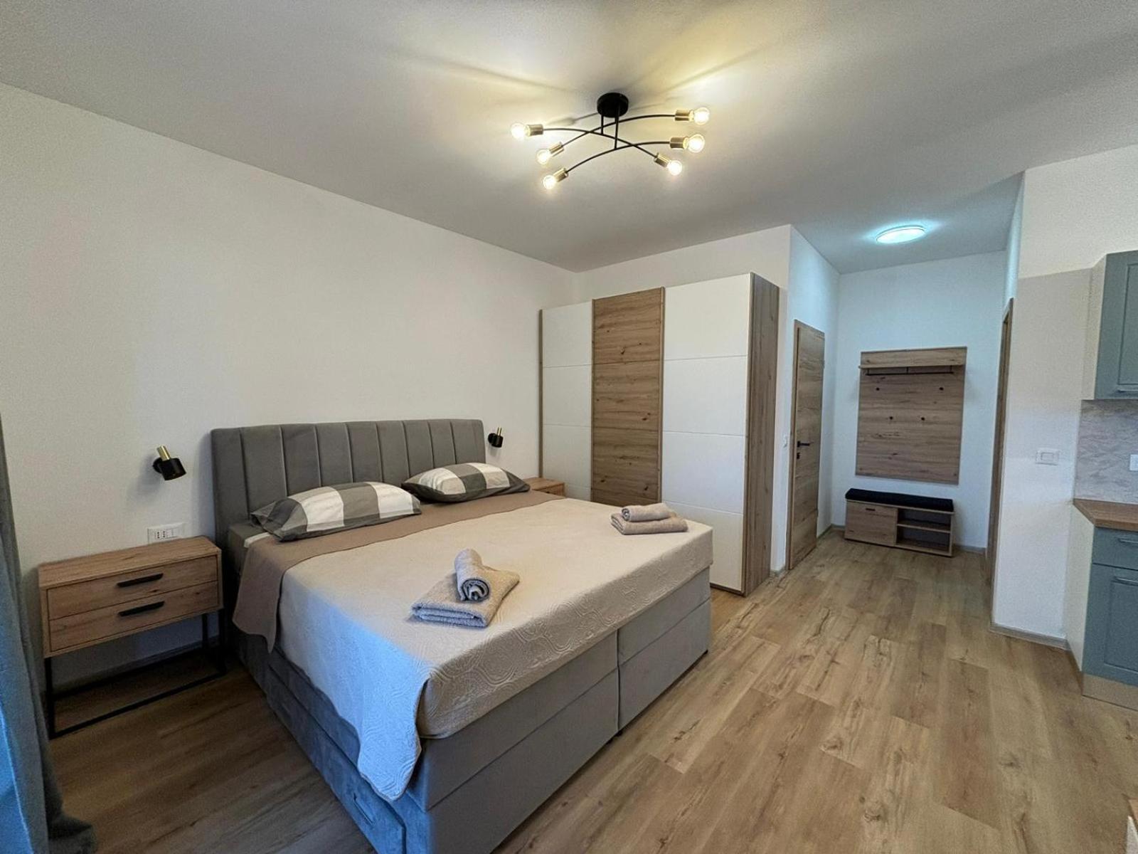 Apartment And Room Marlen Ровинско село Екстериор снимка